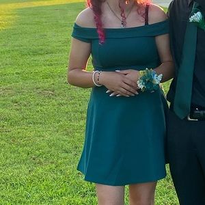 I only wore it for a few hours, bought for hoco but I need it gone ASAP!!